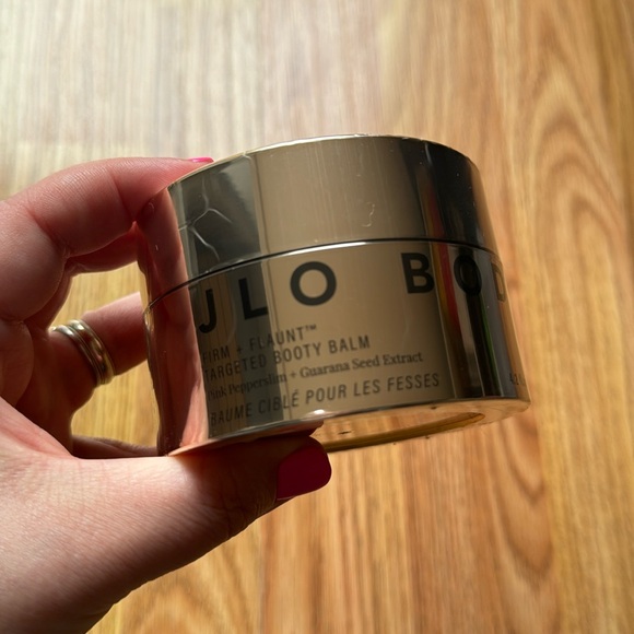 JLO Beauty - JLO Body Firm + Flaunt Targeted Booty Balm - 125 ml - Picture 3 of 7